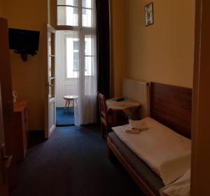 Tempat tidur dalam kamar di Hotel U dvou zlatých klíčů