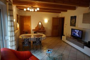 a living room with a table and a tv at Ferienwohnung Näfelt in Gunzenhausen