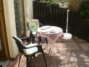a patio with a table and two chairs and a table and chairs at Ferienwohnung Näfelt in Gunzenhausen