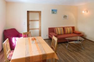 a living room with a table and a couch at Urlaub auf dem Bauernhof in Plath