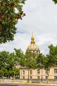 ein Gebäude mit einer goldenen Kuppel darüber in der Unterkunft Veeve - Museum Marvel in Paris