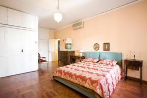 フィレンツェにあるOltrarno large apartmentのベッドルーム1室(赤いベッドカバー付)