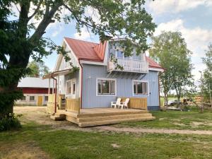 une petite maison avec une terrasse couverte et une terrasse dans l'établissement Arkkosen-Alajoki-Tupa, à Ilmajoki