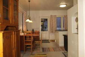 - une cuisine et une salle à manger avec une table et des chaises dans l'établissement Arkkosen-Alajoki-Tupa, à Ilmajoki