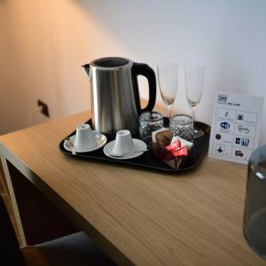Příslušenství pro přípravu čaje a kávy v ubytování 50 SUITE Guesthouse
