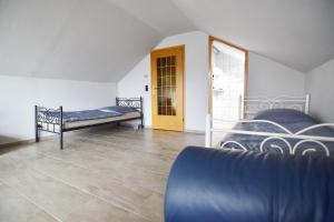 Zimmer mit 2 Betten und einer Tür in der Unterkunft Apartment Köln Porz in Köln