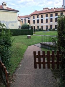 um parque com um banco em frente a um edifício em Vecchia Filanda em Thiene