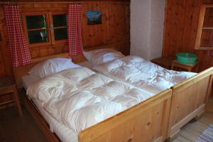 Een bed of bedden in een kamer bij Draugstein - Hütte