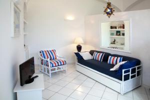 un soggiorno con divano blu e sedia di Brasca Amalfi Rosa Canina a Minori