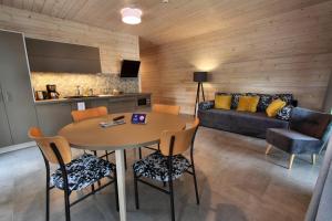 eine Küche und ein Wohnzimmer mit einem Tisch und Stühlen in der Unterkunft Stranda in Giżycko