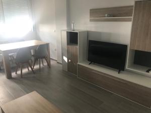 Telewizja i/lub zestaw kina domowego w obiekcie Estudio Torre del Mar
