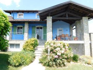 a house with a porch and a balcony at La Casa Blu in Montegrosso dʼAsti