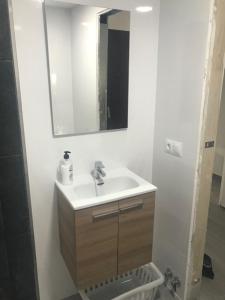 łazienka z umywalką i lustrem w obiekcie Estudio Torre del Mar w mieście Torre del Mar +21 zdjęć