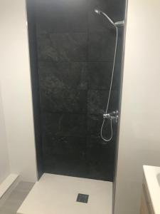 łazienka z prysznicem i czarną ścianą w obiekcie Estudio Torre del Mar w mieście Torre del Mar