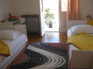 Postel nebo postele na pokoji v ubytování Apartments and Rooms Artemida