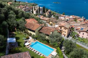 Výhled na bazén z ubytování Residence Mariù nebo okolí