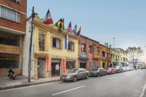 eine Stadtstraße mit Autos, die vor den Gebäuden geparkt sind in der Unterkunft Ayenda 1016 Bogota Chapinero in Bogotá