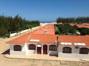 Camacho的住宿－Garopaba Praia Club，享有带橙色屋顶的建筑的顶部景色