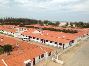 Camacho的住宿－Garopaba Praia Club，享有一排橙色屋顶建筑的顶部景色