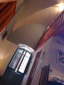ジョヴィナッツォにあるSecret Gardenの階段と窓付きのドアが備わる客室です。