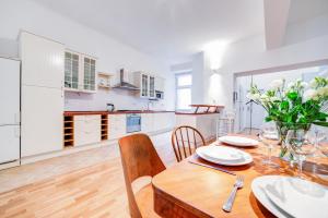Kuchyň nebo kuchyňský kout v ubytování Grand Central Apartment