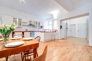 Kuchyň nebo kuchyňský kout v ubytování Grand Central Apartment