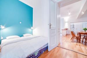 Postel nebo postele na pokoji v ubytování Grand Central Apartment
