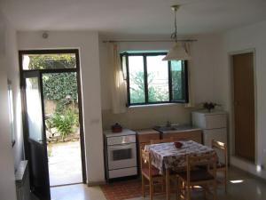 een keuken met een tafel en een keuken met een raam bij Apartments and Rooms Artemida in Dubrovnik