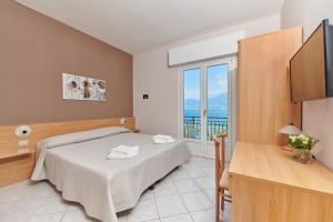 TV a/nebo společenská místnost v ubytování Albergo Del Garda + 37 fotografií