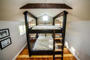a bedroom with a bunk bed in a house at Hillside Colorado Cottages in Hillside