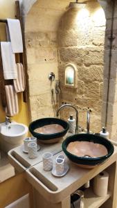een badkamer met 2 wastafels en een toilet bij Borgo in corte in Martano