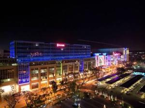 una ciudad iluminada por la noche con luces azules en One Palm Tree Villas close to Manila Airport - Terminal 3, en Manila