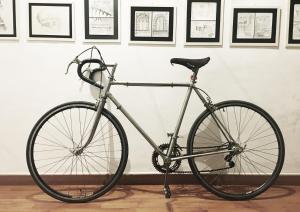 un vélo garé devant un mur avec des photos dans l'établissement Coliving Trastevere, à Rome
