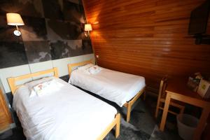 Postel nebo postele na pokoji v ubytování Gîte-Hôtel Le P'tit Cham