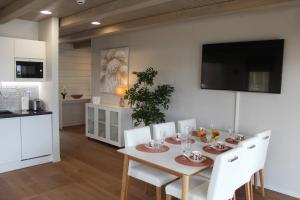 a kitchen and dining room with a table and chairs at Naava Chalet Pyry (201) in Ähtäri