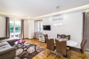 a living room with a couch and a table at Apartment NewCity in Novigrad Dalmatia