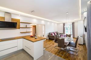 a kitchen and living room with a table and chairs at Apartment NewCity in Novigrad Dalmatia