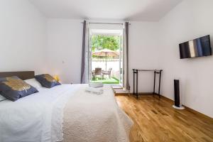 a bedroom with a bed and a window with an umbrella at Apartment NewCity in Novigrad Dalmatia