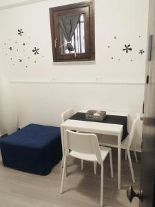 Pokój ze stołem, łóżkiem i lustrem w obiekcie Around Cassaro Holiday House w mieście Palermo