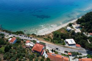 una vista aerea su una spiaggia e sull'oceano di Agorastos Suites a Kinira
