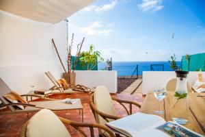 a table and chairs with a view of the ocean at Jandia Mar in Morro del Jable