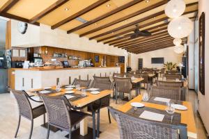 A restaurant or other place to eat at Abba Garden
