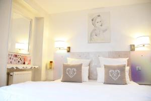 巴黎的住宿－瑪拉酒店，一间卧室配有带白色床单和枕头的床。
