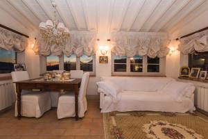Posedenie v ubytovaní Charming farmhouse in the hills, private pool, sea view, dream panorama