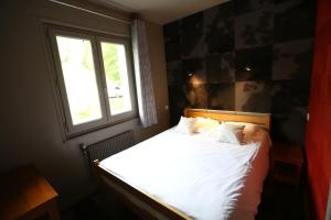 Postel nebo postele na pokoji v ubytování Gîte-Hôtel Le P'tit Cham