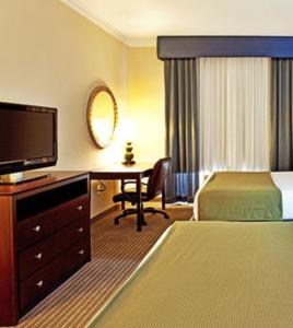 En eller flere senge i et værelse på Holiday Inn Express Hotel & Suites New Iberia - Avery Island, an IHG Hotel