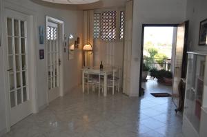 un pasillo con una mesa y sillas en una casa en La casetta di Amélie, en Agrigento