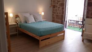 Ein Bett oder Betten in einem Zimmer der Unterkunft Albergue Valderrobres Auto check-in