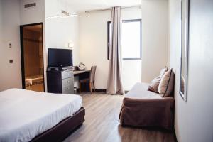 TV a/nebo společenská místnost v ubytování Aeroport Hotel - Parc Expo