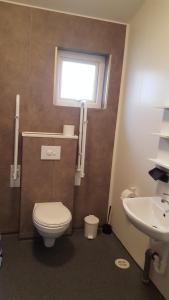 A bathroom at Vatnsás 10